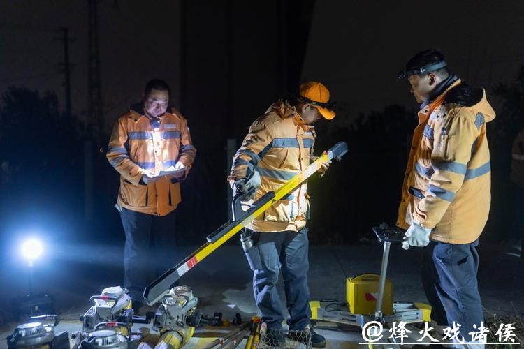 新春走基层｜沪苏通铁路上的“钢轨医生”：以毫米精细检修，为回家路校准方向