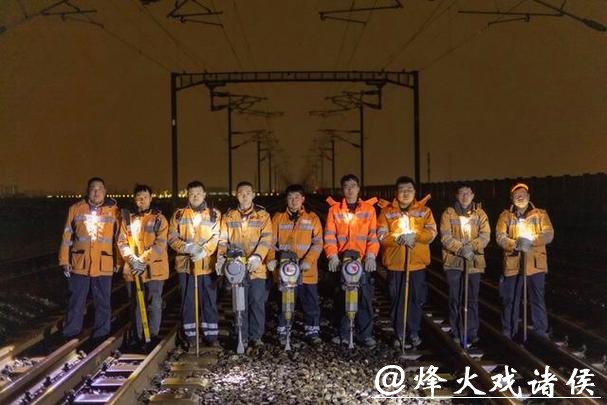 新春走基层｜沪苏通铁路上的“钢轨医生”：以毫米精细检修，为回家路校准方向